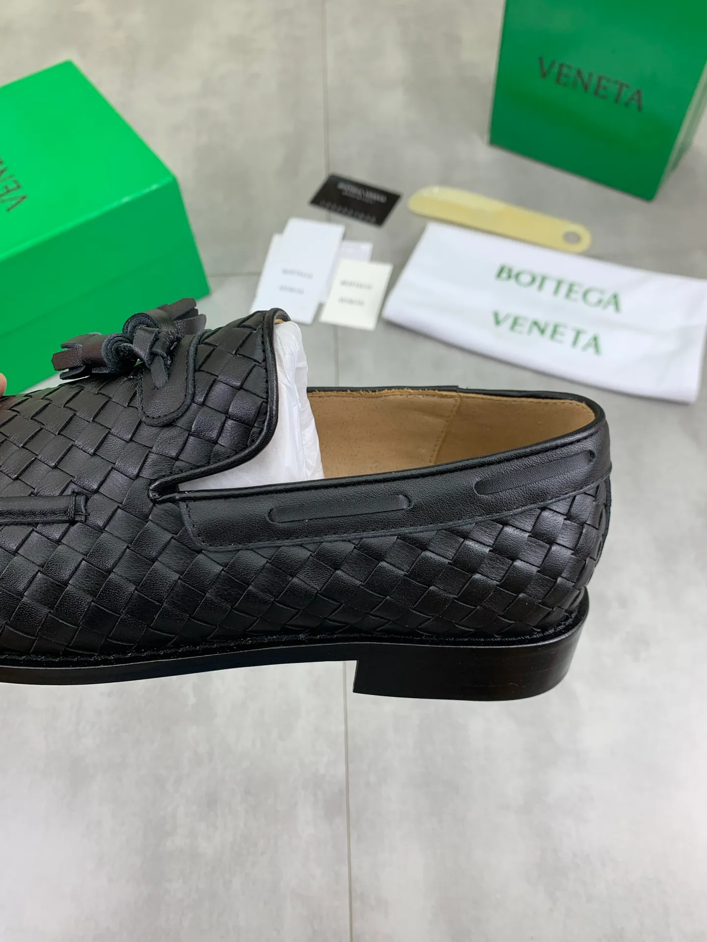 Factory price P860💰Top quality (genuine leather outsole series)💎💎💎 BOTTEGA VENETA official website synchronizes the latest model, top version of the highest version of BV business leather shoes in the market, accept material comparison, shoe type comparison, process comparison, practical and textured, versatile and suitable for any occasion, the more you look at it, the more flavorful it becomes. Pure hand-woven craftsmanship - upper material, imported original hand-woven calfskin - high-quality water-dyed cowhide inside - original private model customized handmade leather outsole -Size: female 35-39 (34 40 customized) male 39-44 (38 45 customized) Comes with original BV green box, complete packaging.